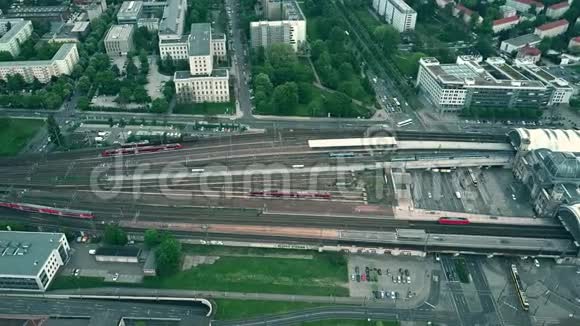 德国德累斯顿火车站附近多条铁轨的空中射击视频的预览图