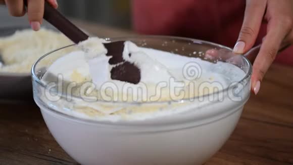 把蛋白酥和杏仁粉混合女人的手在搅拌甜面团视频的预览图
