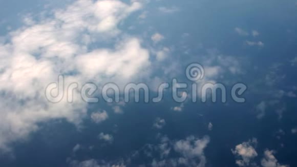 从飞机上发射到云层上方视频的预览图
