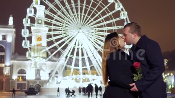 在摩天轮背景下的情侣亲吻视频的预览图