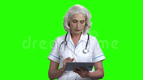 自信的女医生使用数字平板电脑视频的预览图