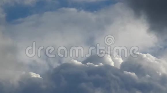 许多白色和灰色的云迅速地飞走了视频的预览图