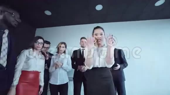 表现出愤怒的亚洲女人视频的预览图