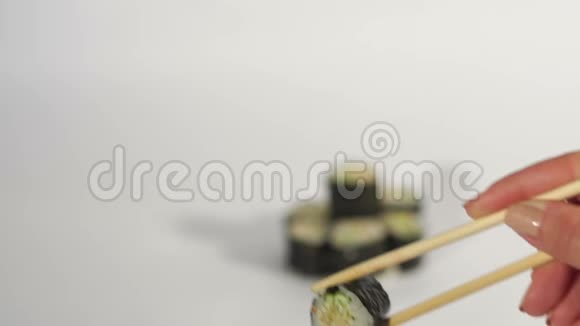 手拿寿司卷在筷子白色BG视频的预览图