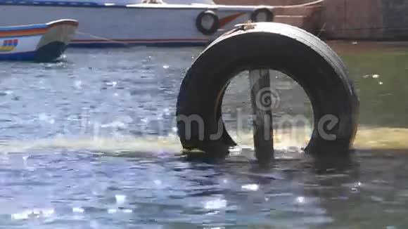 水中轮胎视频的预览图