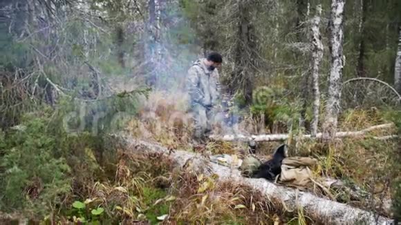 森林里一场大火中的猎人视频的预览图