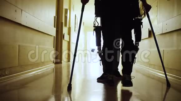 穿过走廊的机器人外骨骼中的残废腿视频的预览图