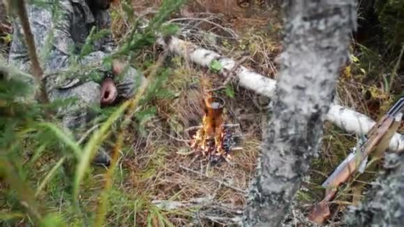 森林里一场大火中的猎人视频的预览图