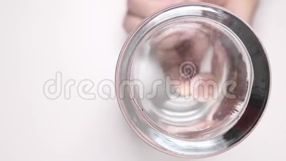 视频维生素片溶解在大玻璃杯中视频的预览图