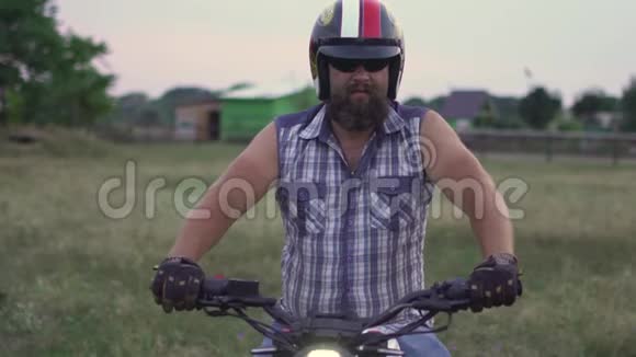 一个职业摩托车手在地上骑自行车做各种花样慢动作120f视频的预览图