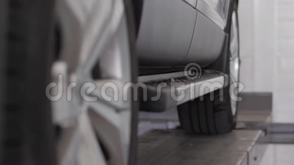 轮胎平衡车轮对齐专业汽车维修视频的预览图