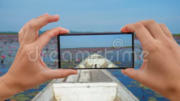 红莲花中骑木长尾船机动摄影的电影片段图尔诺的正面景观视频的预览图