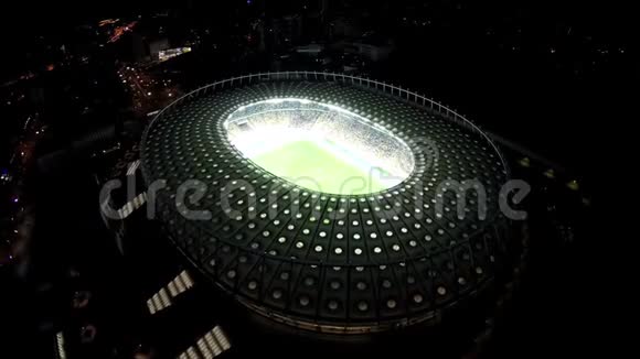 照明足球场和城市灯光夜间城市景观大城市视频的预览图