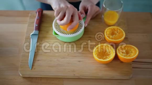 女人用木板做天然橙汁视频的预览图