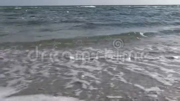 赤脚在海边散步人在海边散步视频的预览图
