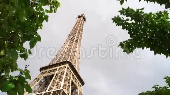 埃菲尔铁塔和灰色的天空视频的预览图