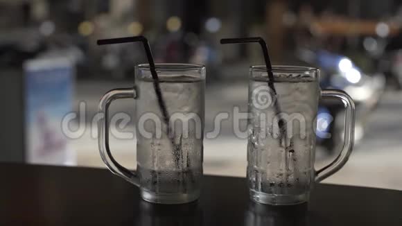 在咖啡馆的餐厅里带管子的空杯晚餐饮料优雅啤酒杯桌子视频的预览图