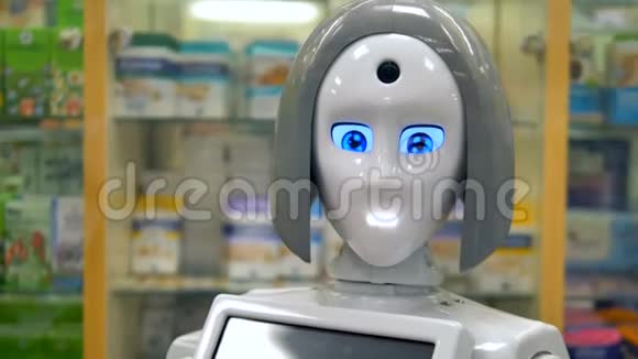 一个机器人在商店里迎接顾客视频的预览图