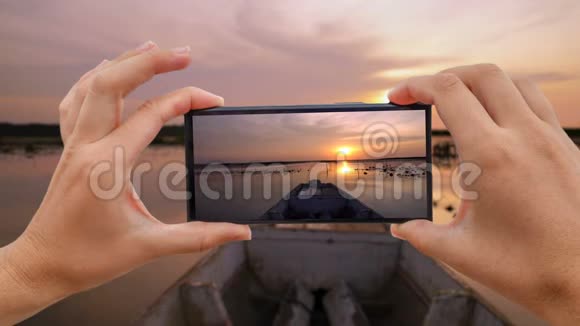 乘木长尾船在日出时移动拍照的照片塔勒诺伊水禽保护区前景视频的预览图