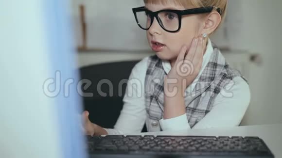 可爱的小女孩愿意在办公室里和电脑一起工作4K视频的预览图