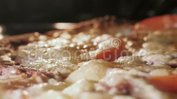 披萨上的奶酪因烤箱热而融化视频的预览图