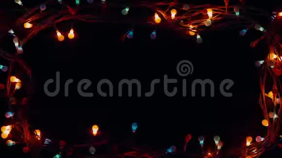 在黑色背景上闪烁圣诞灯视频的预览图