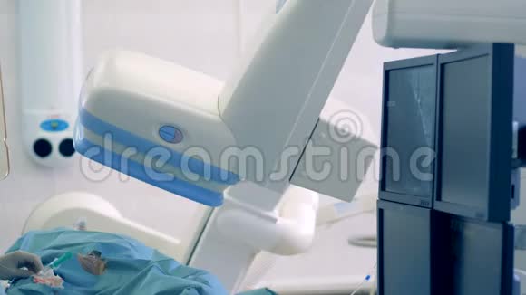 医院设备正常工作而医生进行手术4K视频的预览图