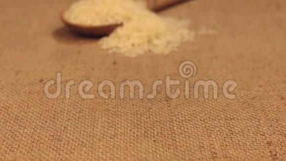 逼近一个盛满米粒的木勺躺在嗝上视频的预览图