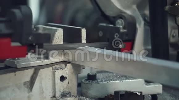 自动带锯切割工具钢视频的预览图