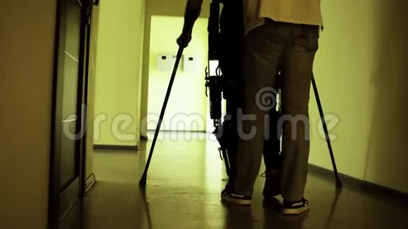 穿过走廊的机器人外骨骼中的残废腿视频的预览图
