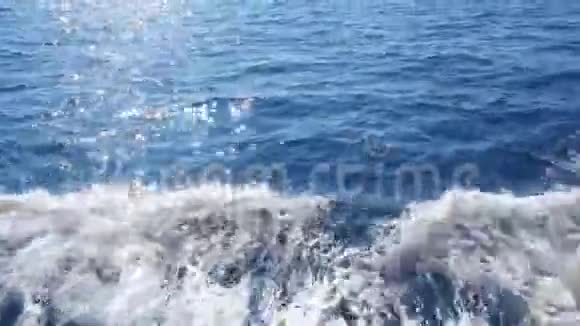 船在海上驶过大船后面的水沫痕迹一直延伸到地平线4K视频的预览图