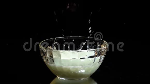 在一碗牛奶里扔蓝莓慢动作视频的预览图