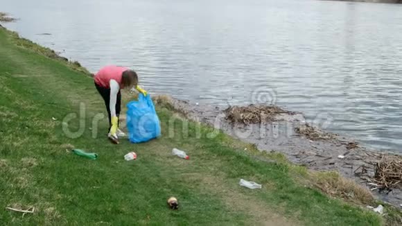 女志愿者清理河边的垃圾在户外捡垃圾生态和环境概念视频的预览图
