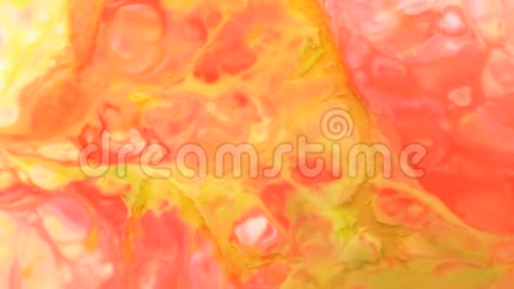 红橙黄色抽象食品色油墨油液流动或流动背景视频的预览图