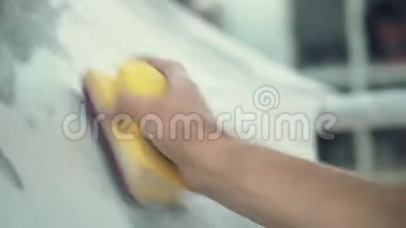 房屋油漆工手工打磨汽车表面视频的预览图