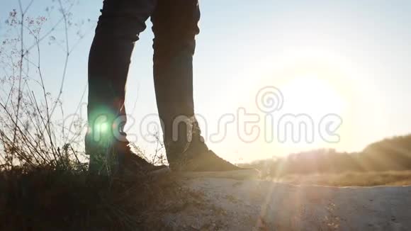 人走游客脚腿运动鞋徒步旅行冒险登山者日落爬山慢速视频视频的预览图
