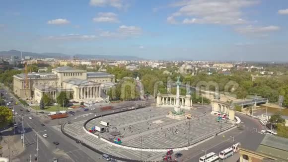 空中视频显示匈牙利布达佩斯市中心的英雄广场4K无人机镜头空中景观视频的预览图