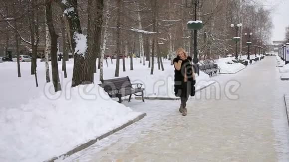 冬天公园的快乐女孩在打电话视频的预览图