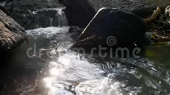 山瀑在绿林深处具有美丽的镜头耀斑效果慢动作1920x1080视频的预览图