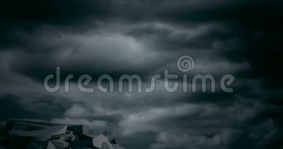 有伞的女商人在风雨飘摇的云下歌唱视频的预览图