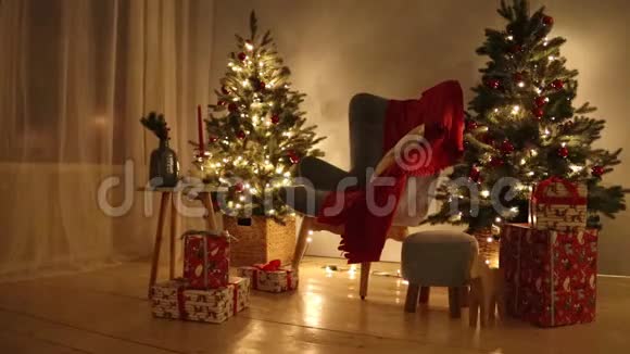 装饰圣诞房高清视频圣诞树和礼物闪闪发光的花环视频的预览图