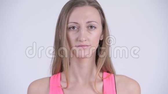 一张悲伤的金发女人的脸往下看视频的预览图