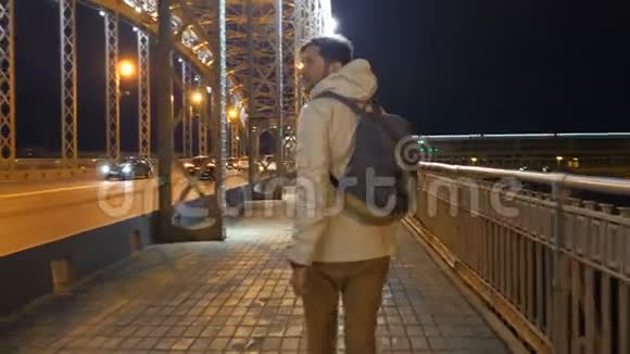 晚上城市里的男游客圣彼得堡的桥梁视频的预览图