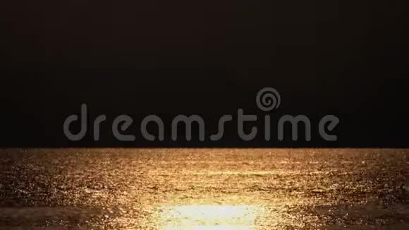 金色黄昏的海景傍晚时阳光照耀在水面上视频的预览图