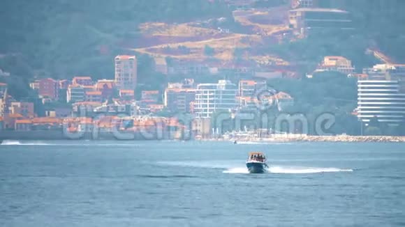 摩托艇靠地中海度假胜地的风景在海上行驶视频的预览图