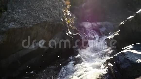 山瀑在绿林深处具有美丽的镜头耀斑效果慢动作1920x1080视频的预览图