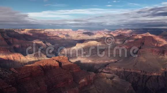 大峡谷上空的彩云视频的预览图