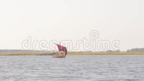 维京人在德拉卡河上漂浮视频的预览图