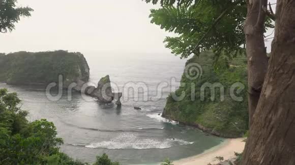 鸟瞰印尼巴厘岛努沙佩尼达的阿图海滩视频的预览图