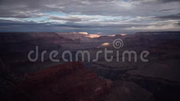 大峡谷上空的晨霞视频的预览图